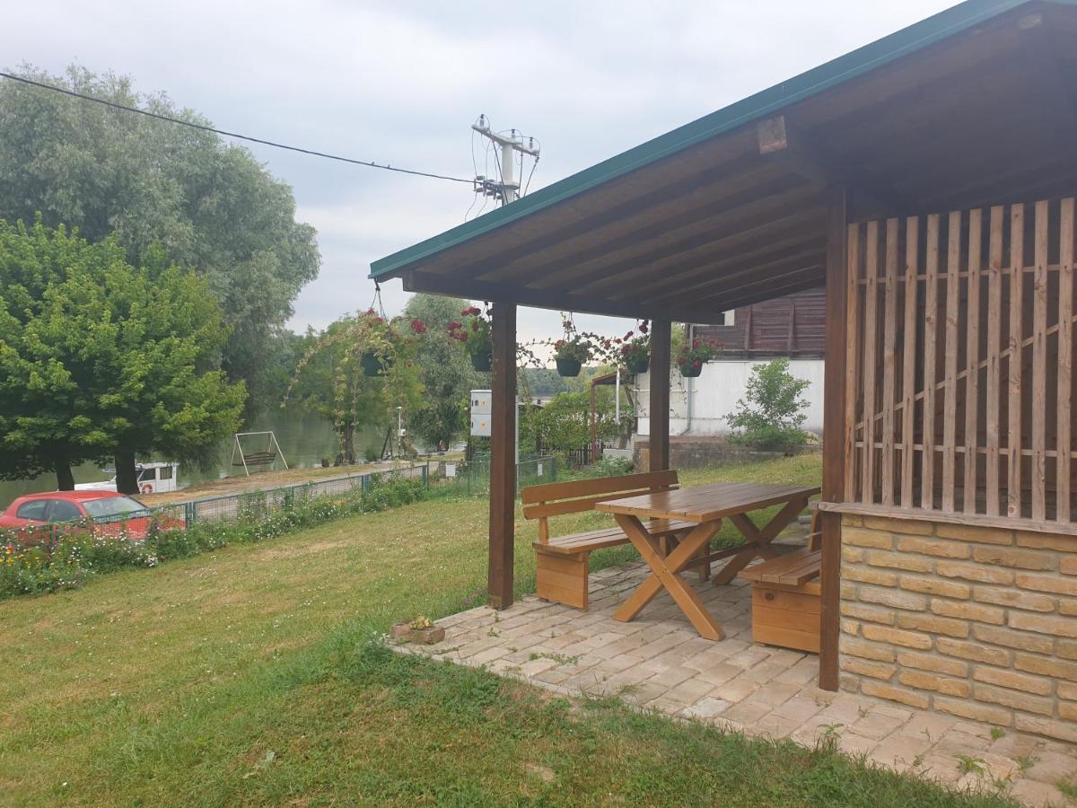 Udicarski Dom Usce Aljmaš Exterior foto