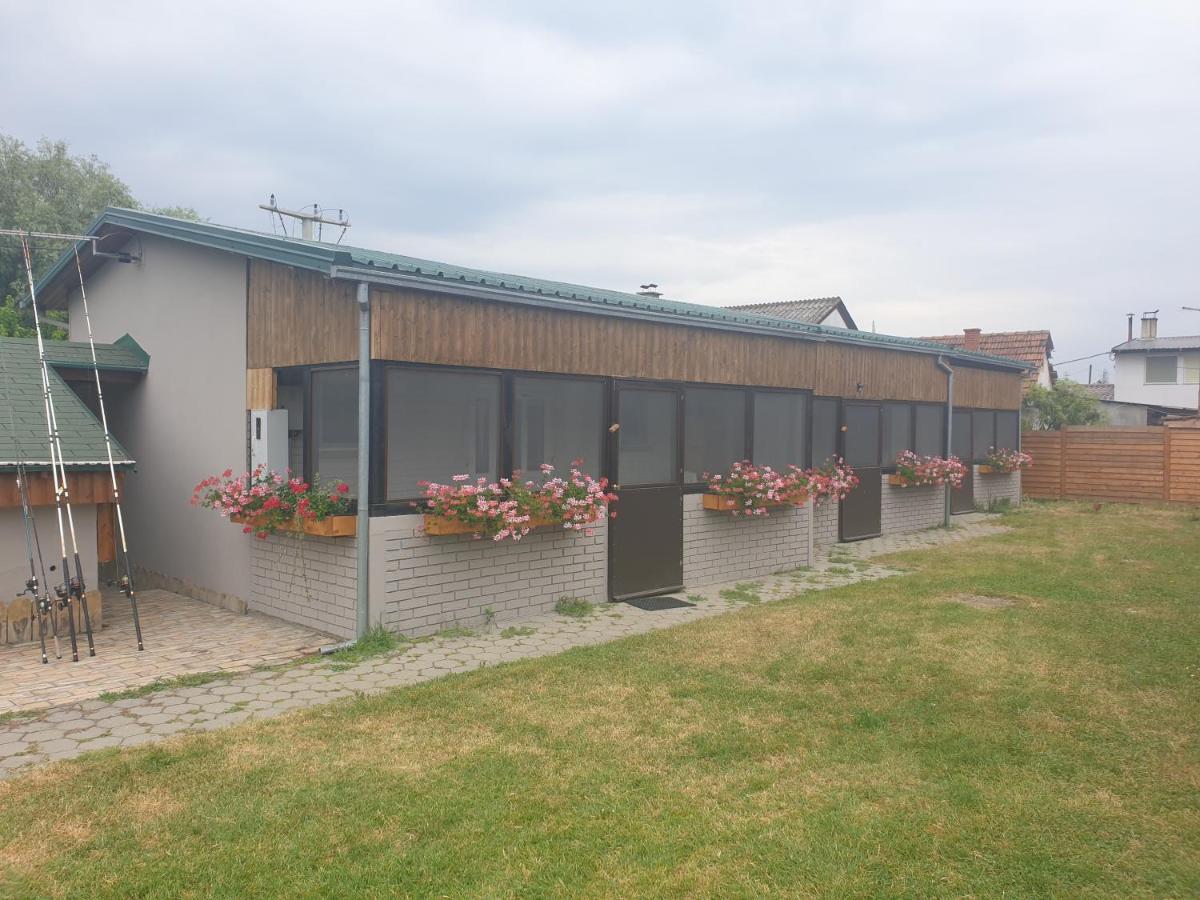 Udicarski Dom Usce Aljmaš Exterior foto